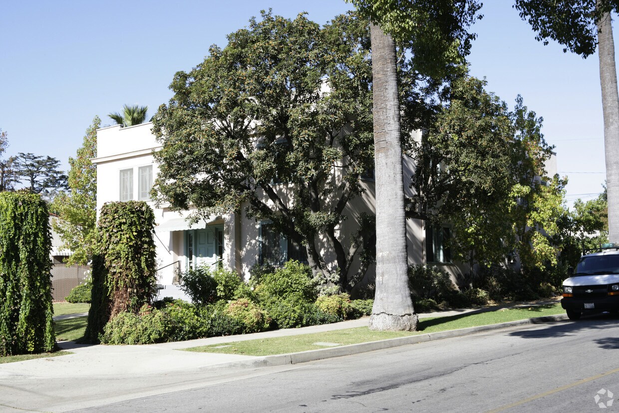 Building Photo - 827 Lindaraxa Park N
