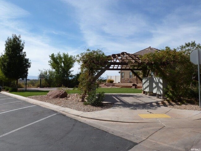 Common area and mailboxes - 1000 E Bluffview Dr