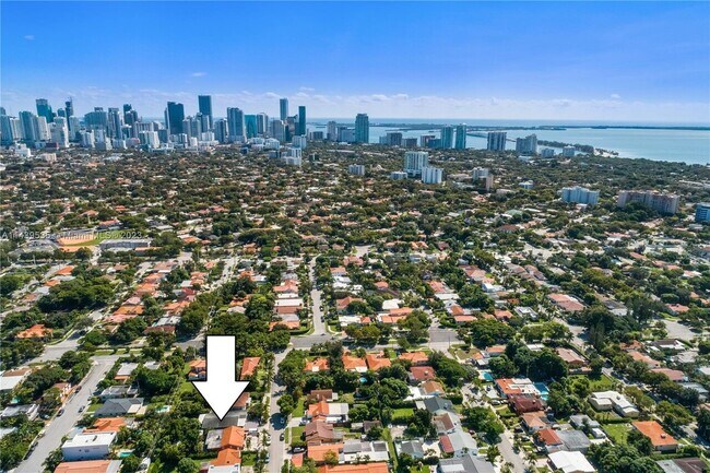 Foto del edificio - $5,500  1333 SW 16th St