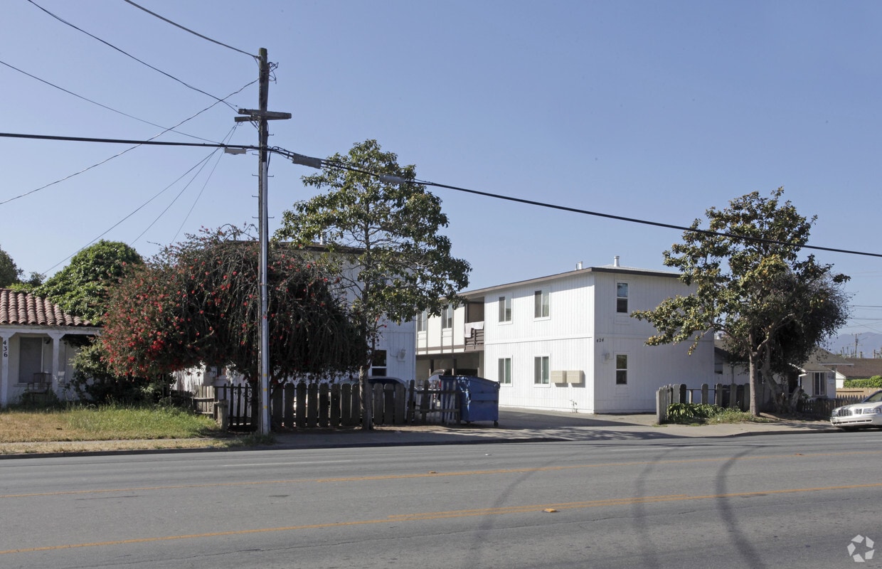 Primary Photo - Lamp Lighter Apartments