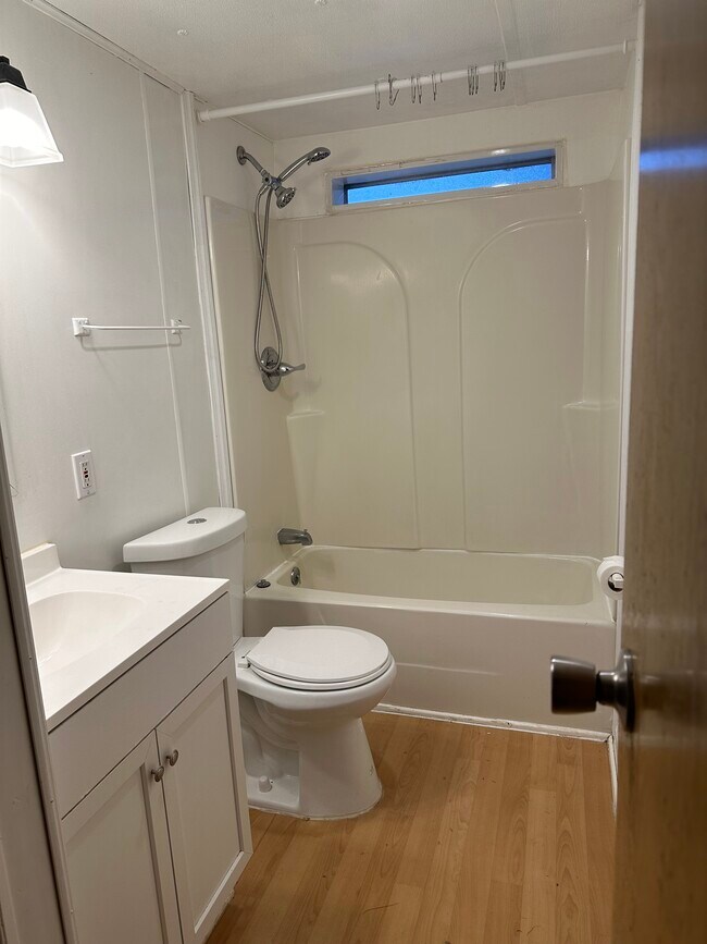 Baño - 6591 Hodge Rd