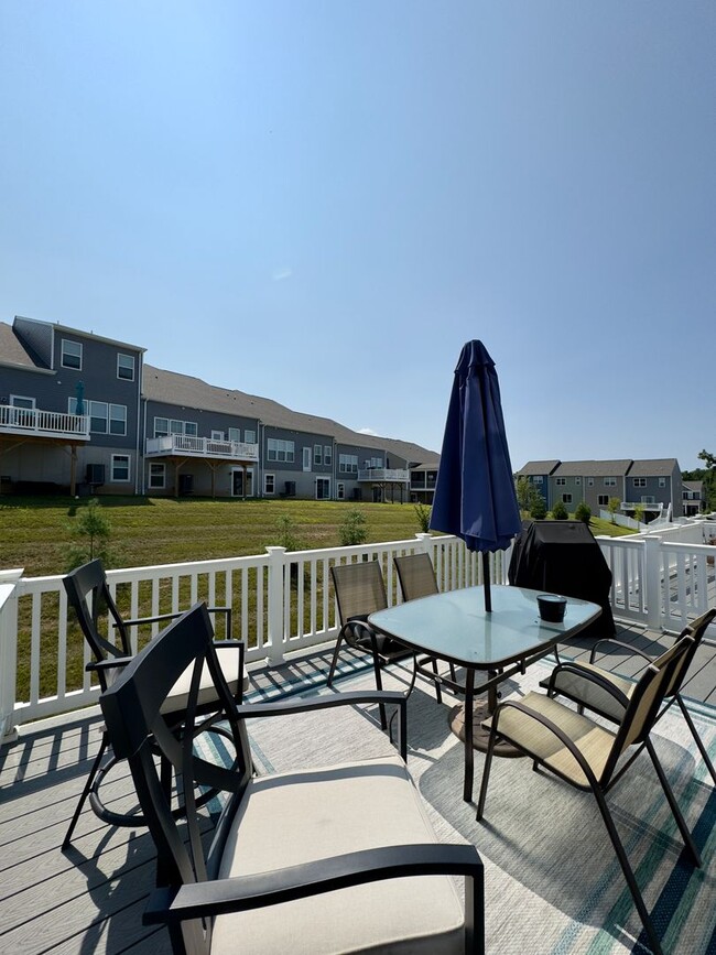 Building Photo - Charming 4 Bedroom/3.5 Bathroom in New WIn...
