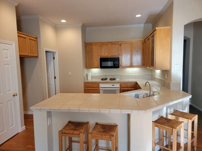 Building Photo - Beautiful 4 Bedroom 2 Bath