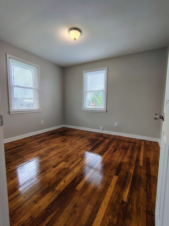 Building Photo - Three Bedroom, One Bath