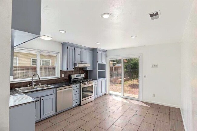 Foto del edificio - 844 Royalbrook Ct