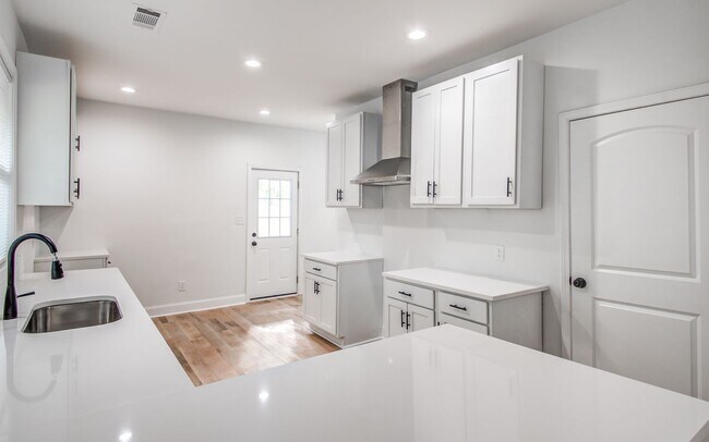 Foto del edificio - 1825 Young Ave