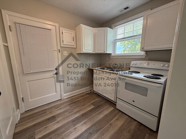 Foto del edificio - 353 Highland Ave SW
