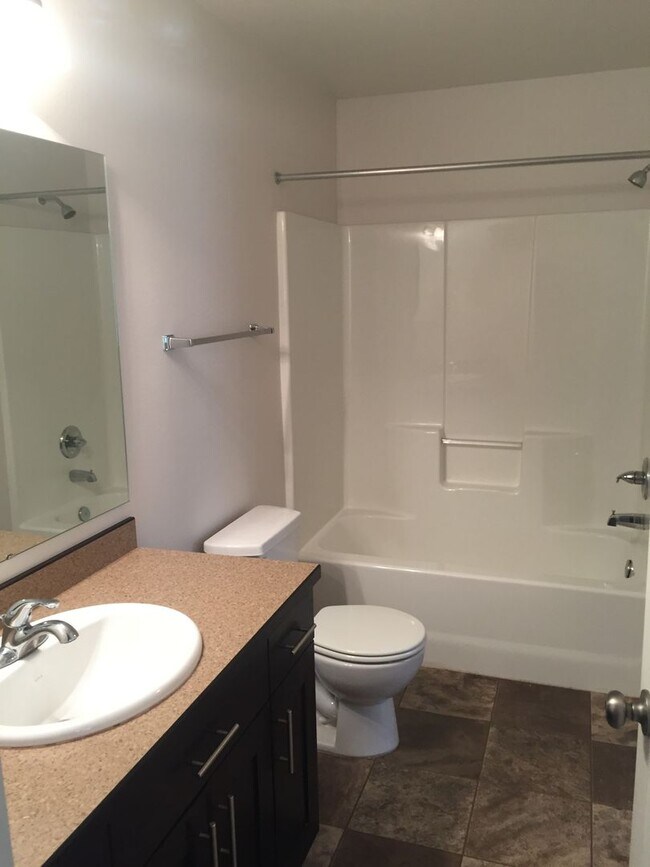 Foto del edificio - 3 Bed 2 Bath Twin home