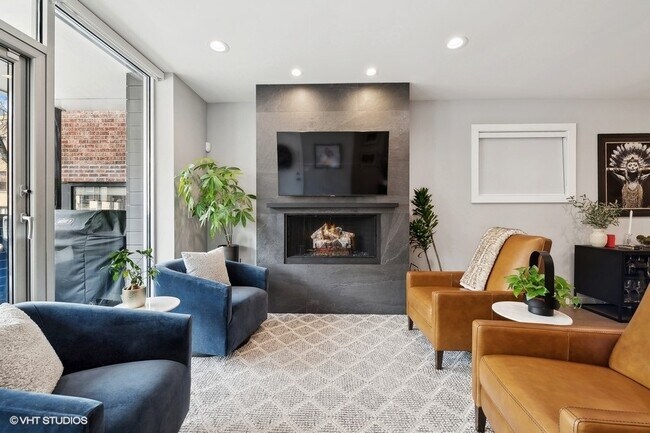 Building Photo - 927 N Damen Ave