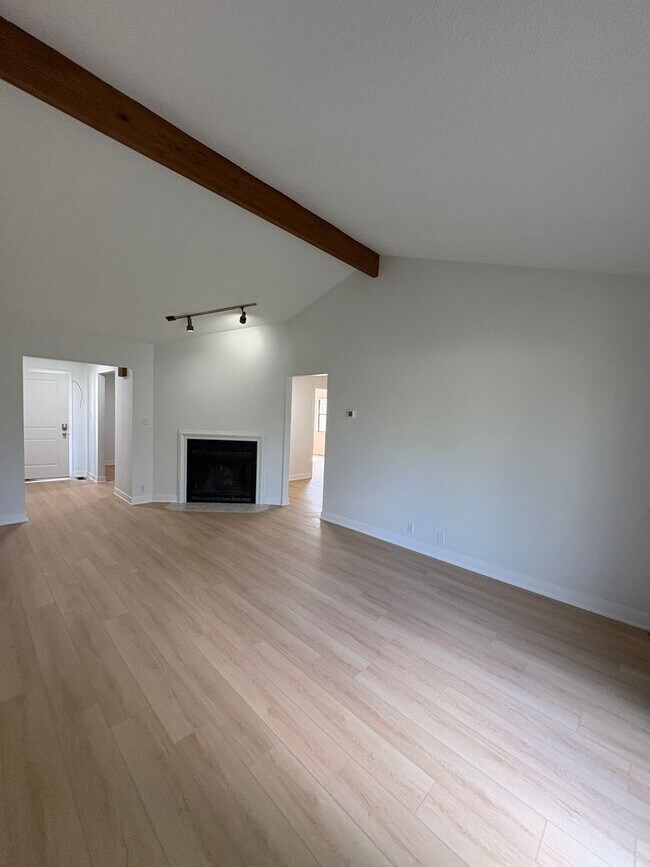 Foto del edificio - Beautiful Duplex on West Charter