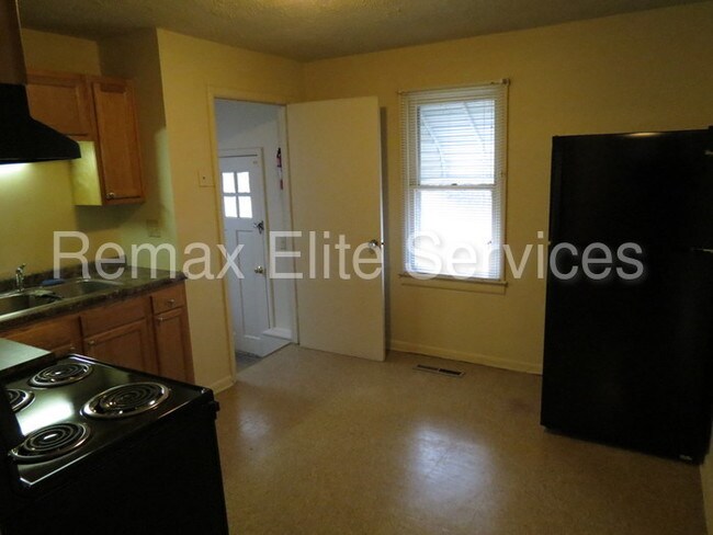 Building Photo - 2633 S 6th St