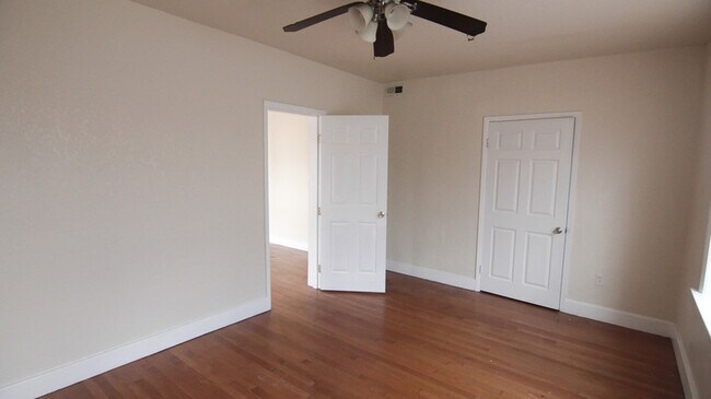 Foto del edificio - 4075 S Grand Blvd