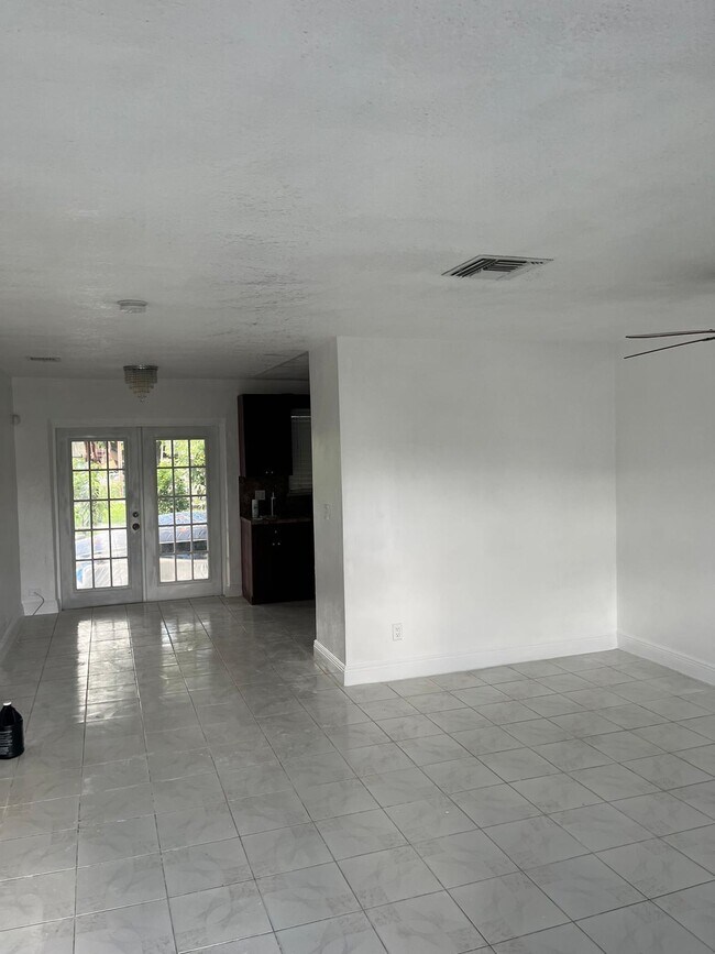 Foto del edificio - 5315 NW 16th Ct