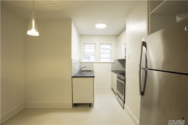 Foto principal - 42-07-42204 204th St