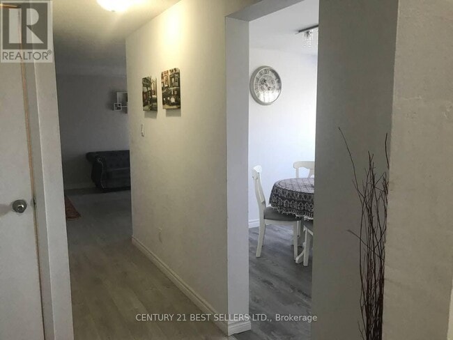 Photo du bâtiment - 700-700 Erinbrook Dr