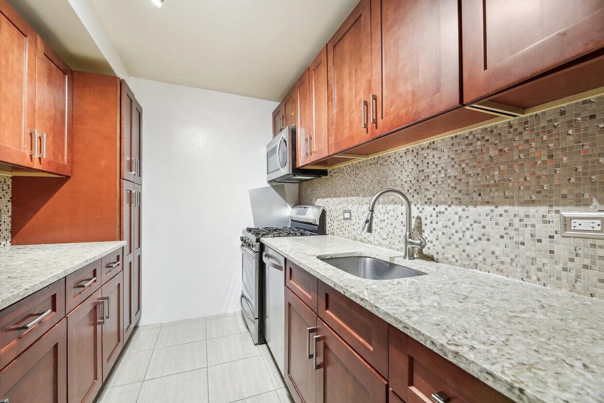 Foto principal - 7004 JFK Blvd E