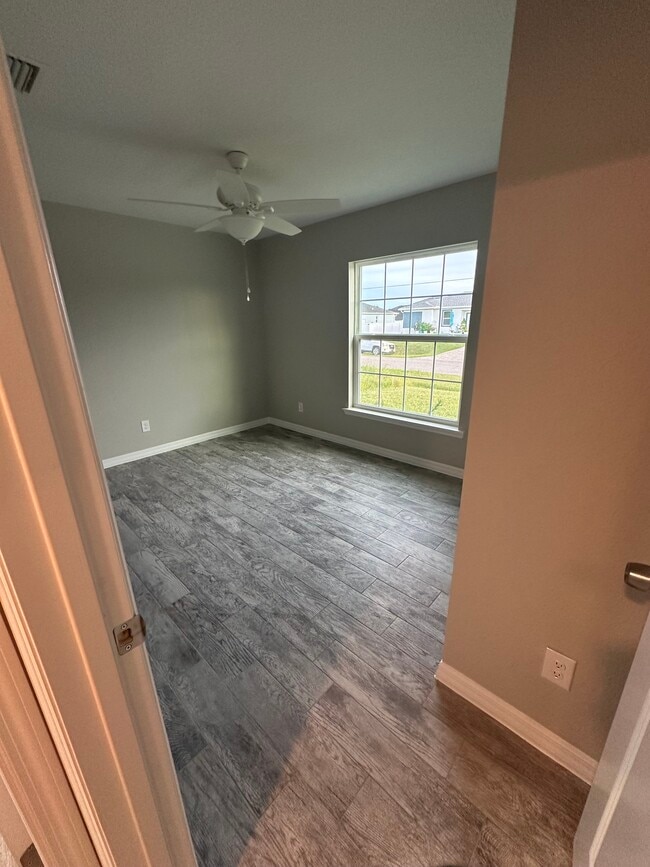 Foto del edificio - 12168 Dubarry Ave