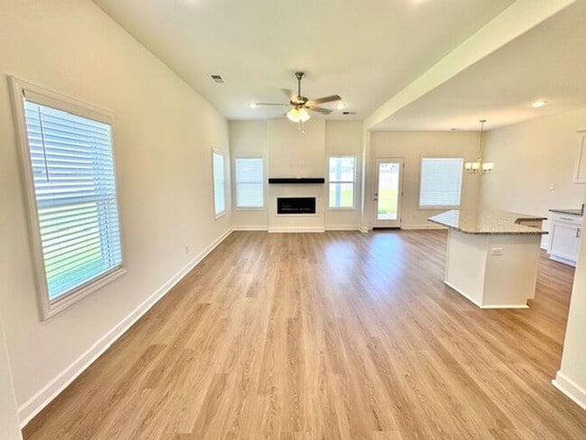 Building Photo - Move In Special! Conditions Apply. Now Lea...