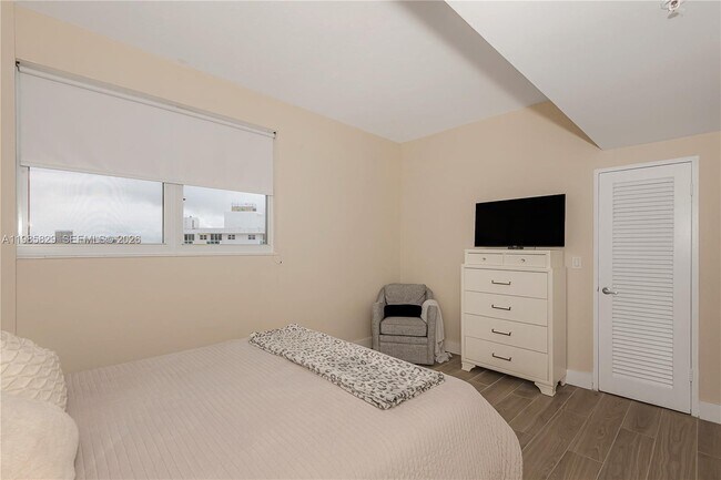 Building Photo - 3001 S Ocean Dr