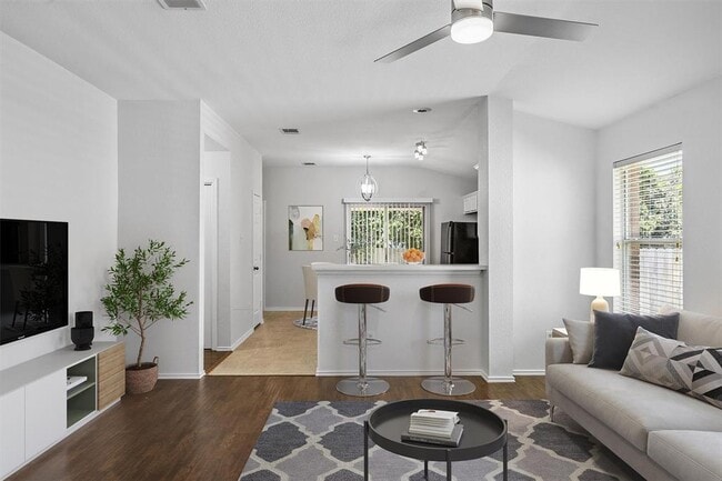 Foto del edificio - 437 Sweet Leaf Ln