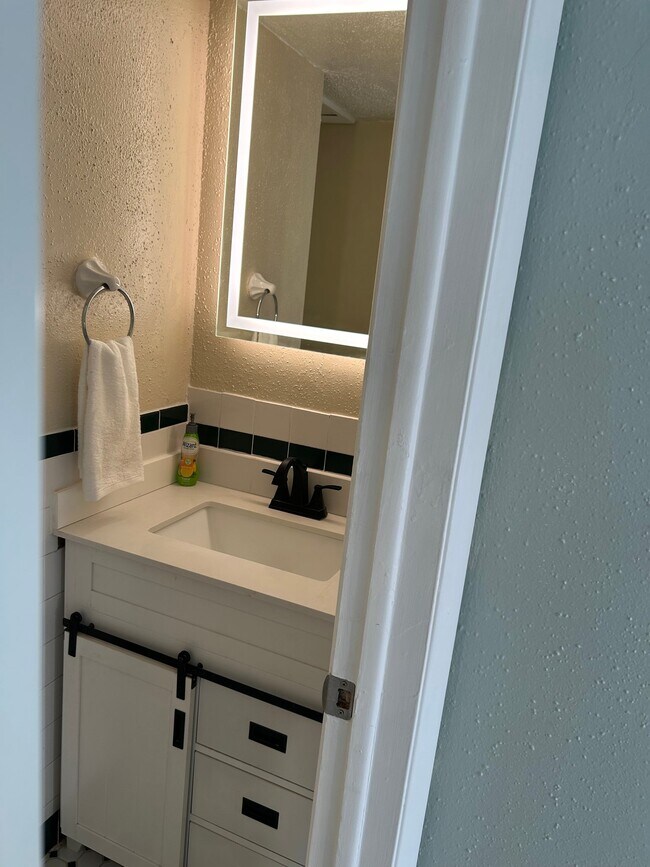 Foto del edificio - 8921 Blind Pass Rd