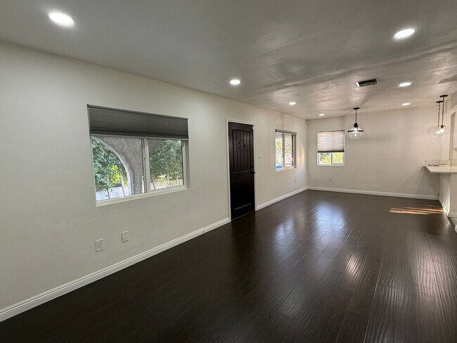 Building Photo - Amazing 3 Bedroom Home in Glassell Park / Eagle Rock