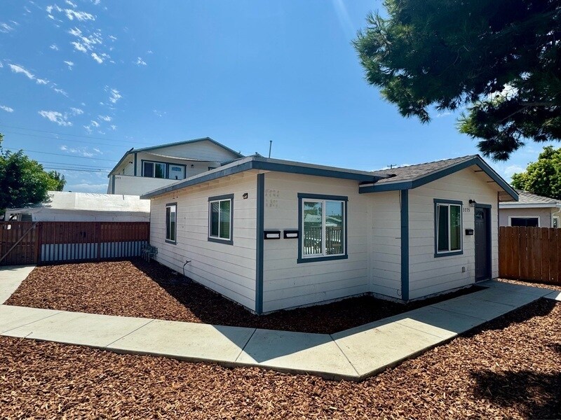 Foto principal - 3775 Teak St