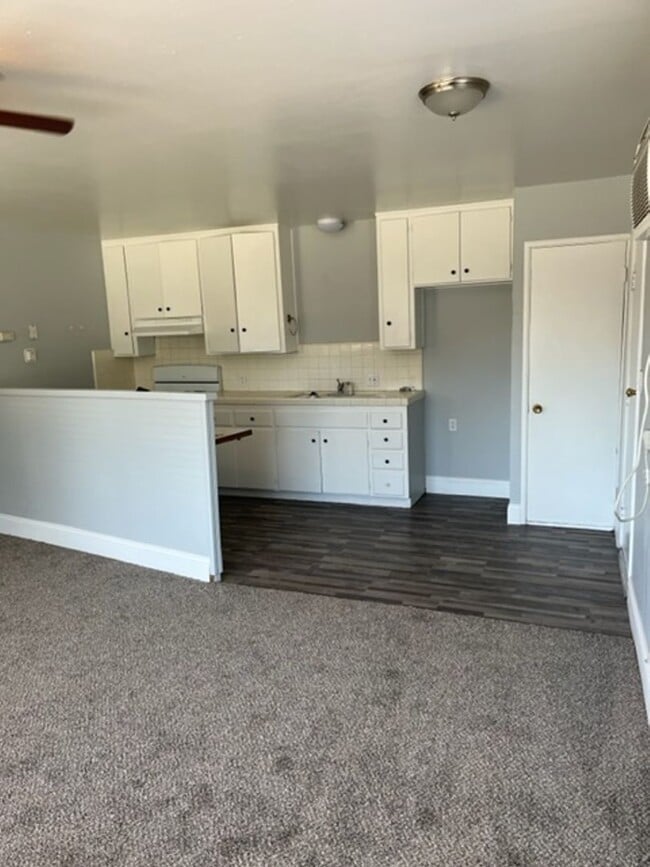 Building Photo - 1 BEDROOM 1 BATH DUPLEX FOR RENT