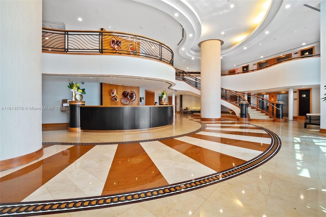 Foto principal - 18911 Collins Ave