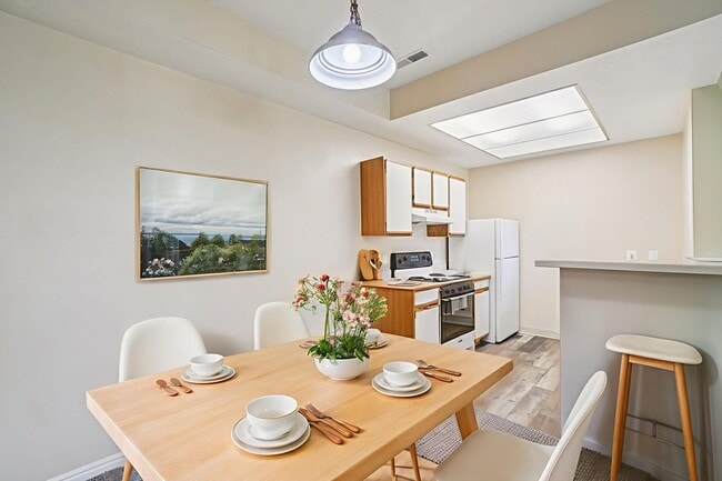 Dining Room - Sterling Pointe Apartments