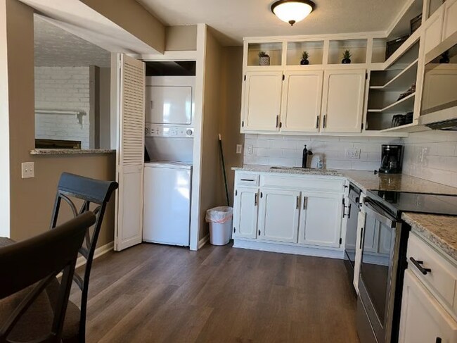 Foto del edificio - 12741/12727 Woodcrest Drive