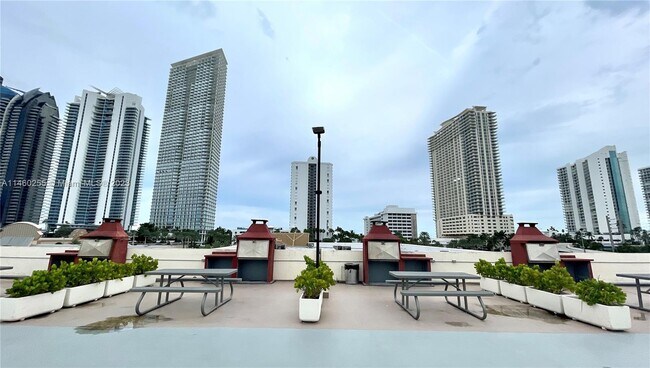 Foto del edificio - 17021 N Bay Rd