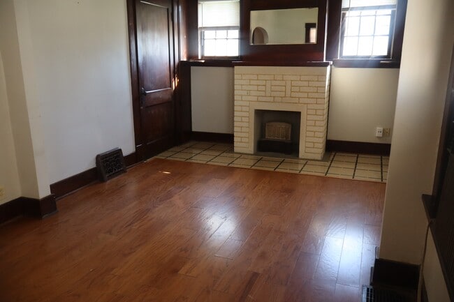Building Photo - 308 W Mulberry St