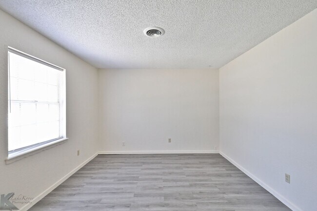 Building Photo - 3/2/2/2 AUSTIN ELEM!