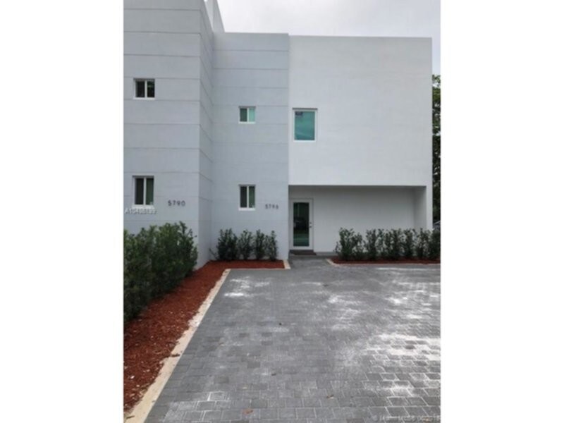 Primary Photo - 5790-5762 SW 62nd St