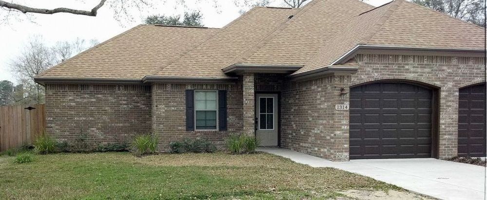 Primary Photo - 2/1.5/1 Great Duplex in Nederland NISD
