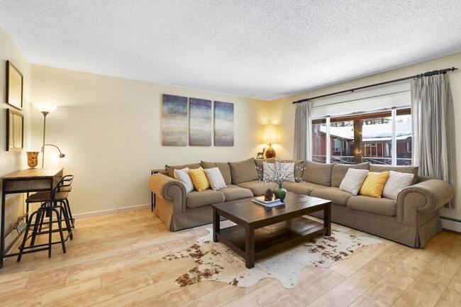 Foto del edificio - Furnished and Updated 2 Bedroom Condo Near...