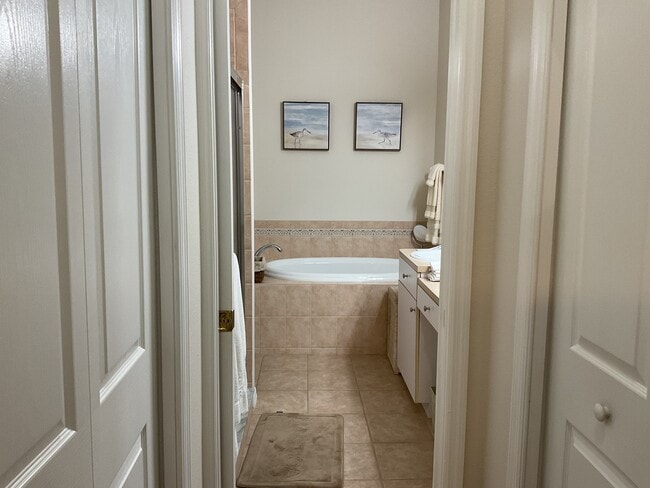 Primary bathroom - 2717 Tottenham Dr