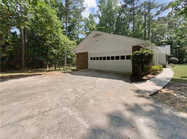 2 cars garage - 86 Fair Oaks Dr SE