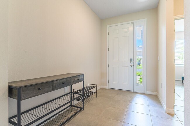 Building Photo - Pet Friendly, Spacious, modern 3 bed home ...