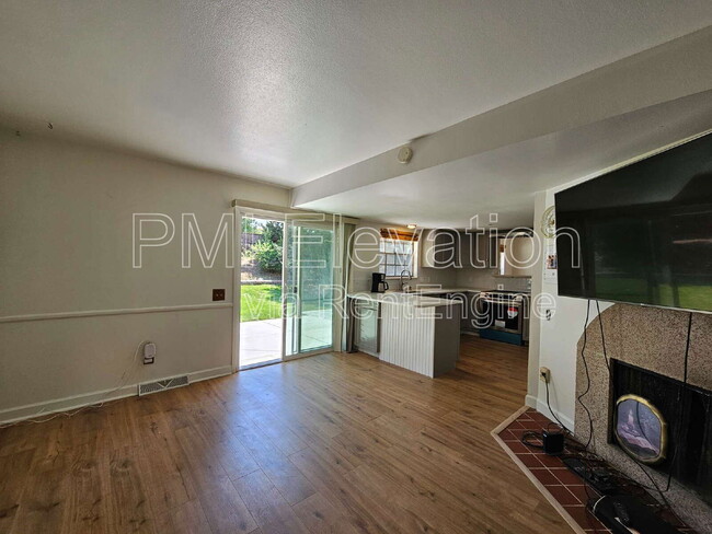 Foto del edificio - 6824 S Willow St