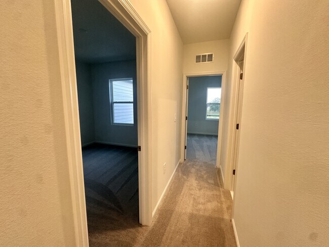 Foto del edificio - 2423 Bevel Ln