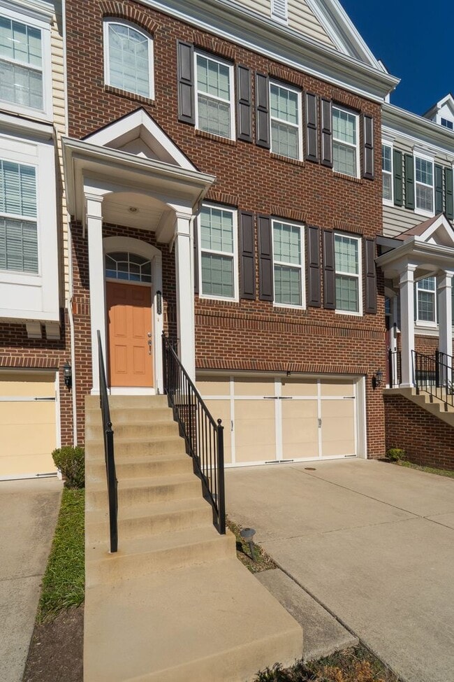 Foto del edificio - Gorgeous 3 Level Townhome