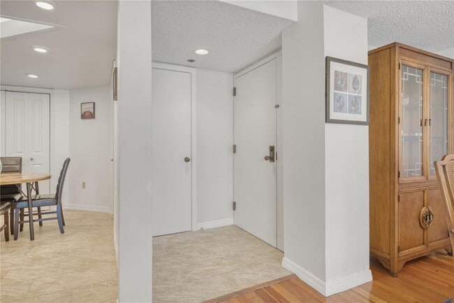 Building Photo - 690 Island Way