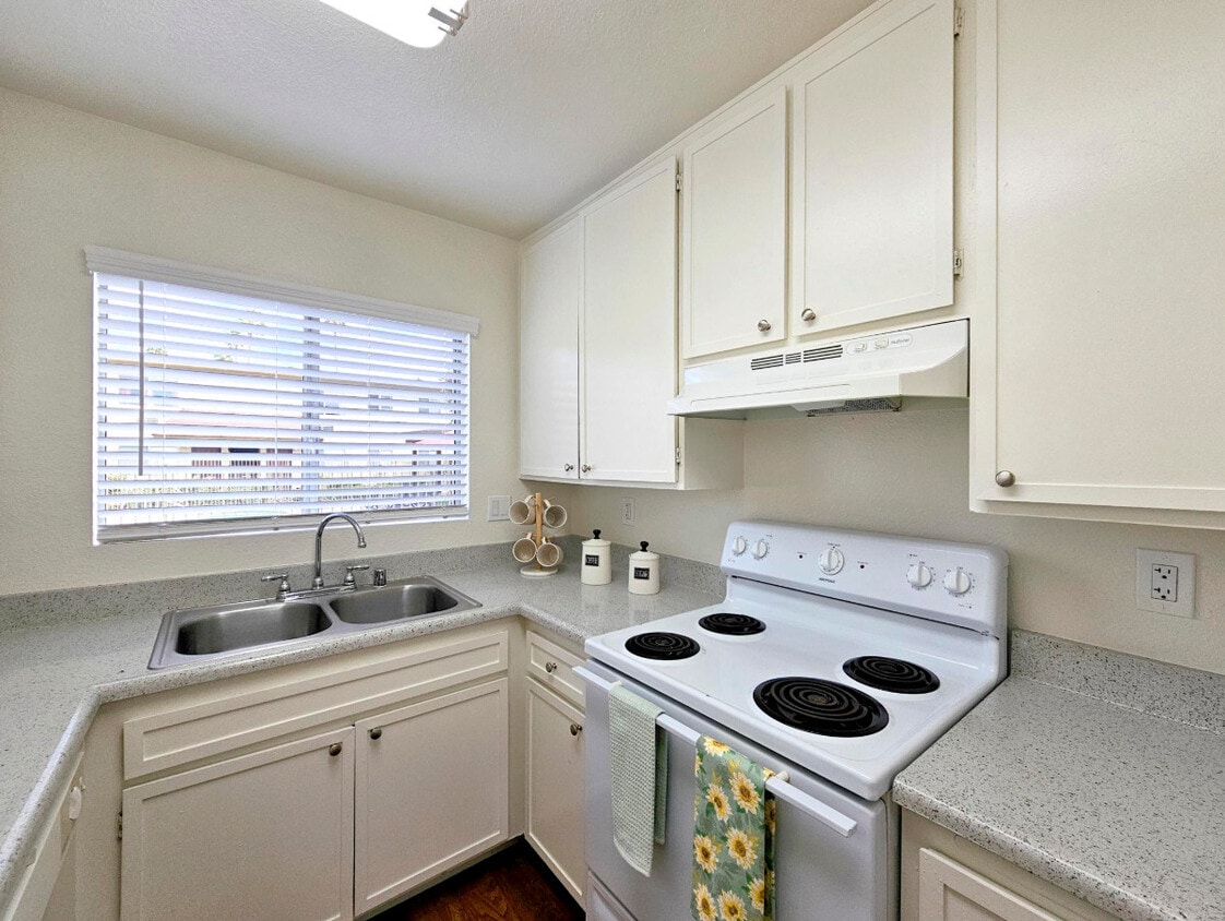 Primary Photo - Crestwood Apartments
