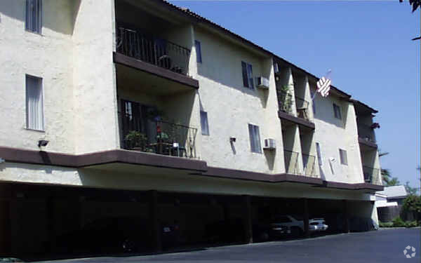 Building Photo - Del Mesa Apartments