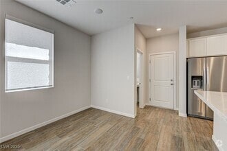 Building Photo - 984 Gearus Pl