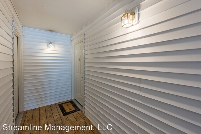 Building Photo - 2 br, 2 bath House - 6600 Lake Park Dr 3C