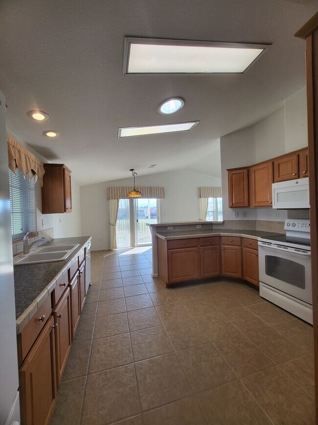 Building Photo - DESERT GREENS - Montecito Drive