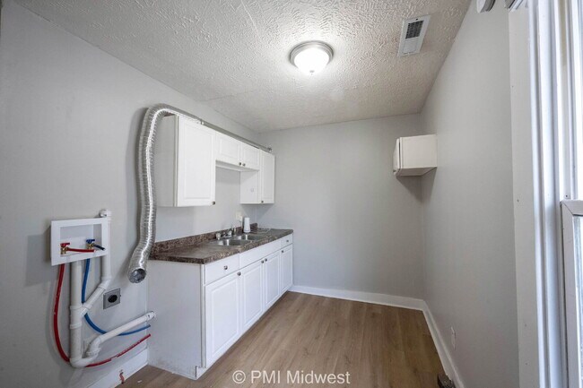 Foto del edificio - "Charming & Cozy 2BR, 2BA Retreat in Indianapolis - Your Perfect Urban Oasis Awaits!"